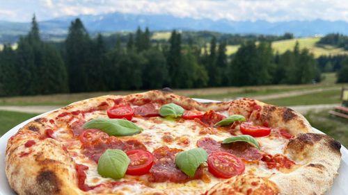 Domowa pizza z widokiem na góry – nasza pasja i smak tradycji